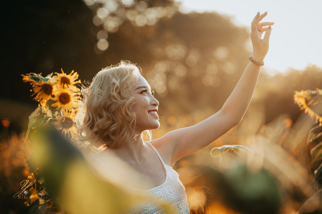 Glückliche Frau im Sonnenschein - Happy Life Academy